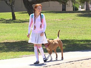 赤毛キューティーは彼女のプライベートな部分で遊ぶために屋外に行きます