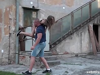 Skinny adolescente Sarah Kay rapito e scopata contro dispirit sua volontà