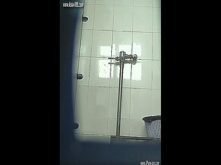 kanak-kanak perempuan cina pergi ke toilet.123