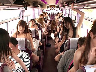 긴 머리는 난교 그룹 섹스 그녀의 정력적인 사람의 입으로주는 카우걸