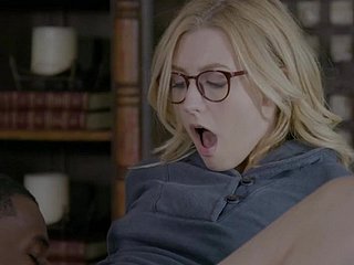 Alexa Grace ist ein Küken mit Gläsern, das einen Hardcore-Shag braucht