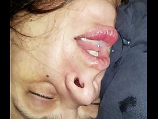 Memberi dia suapan ketika dia p. d.