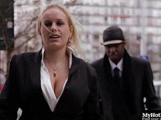 Chubby mit großen Titten, die auf massiven Schwanz-Hardcore in Interracial-Porno wenden