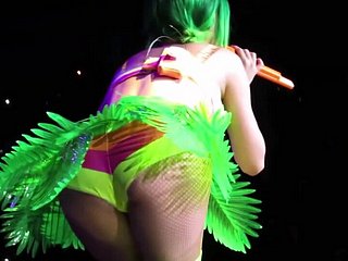 ステージ上のKATY PERRY ALLING＆RAUNCHY