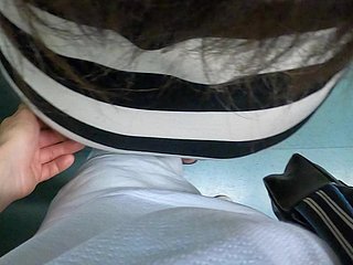 Mi esposa describe cómo un extraño se acercó a ella en el tren y trató de digitando su coño debajo de mini falda.