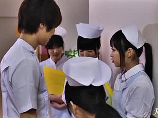 พยาบาลญี่ปุ่นร้อนได้รับการกักขังและระยำอย่างร้อนแรงในห้องน้ำ