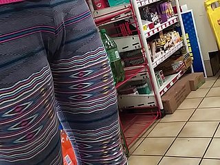 Adolescent qui attend en magasin