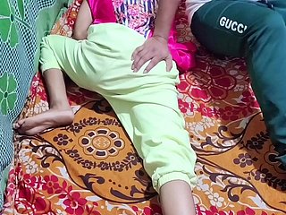 Desi Woman wykonała brudną robotę ze swoim wujkiem i rozlała wodę wuja na jej cipkę