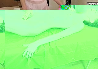 Rosyjskie piękno domna svistok masuje się, aż orgazm