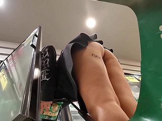 Puse una cámara en el carrito de supermercados y grabé una Culona sin bragas, la mejor upskirt que verás hoy en HD y sin mamadas