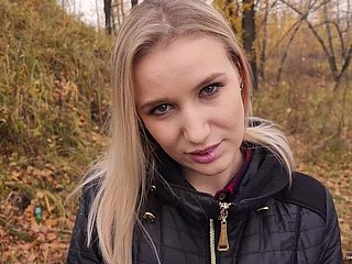 Moja nastolatka przyrodnia uwielbia pieprzyć i połykać spermę na zewnątrz. - POV