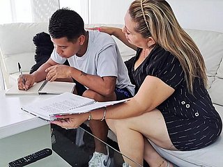 Üvey oğluma ödevinde yardım ediyorum, horozu beni rahatsız ediyor ve sonunda emiyorum