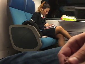 電車の中で熱い女の子の隣にカミング