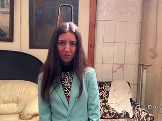 Tiyatroda mütevazı bir kız aldı ve bir sanat galerisinde seks için boşandı