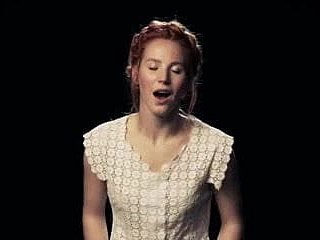 Girlband Adamは歌いながらオルガスムを取得します