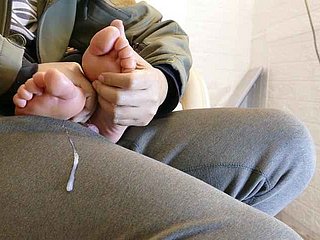 Çin Footjob - Müşterinin Ayaklarında Masseus Cums