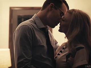 Người phụ nữ xinh đẹp Nina Hartley ngoại tình với một người đàn ông đẹp trai