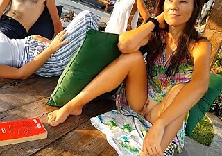Kein Höschen mehr nach der Sommerdusche # blinkt im öffentlichen Come together Ruhebereich