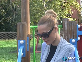 El fetiche de pies es lo que le gusta a una encantadora belleza rubia en público
