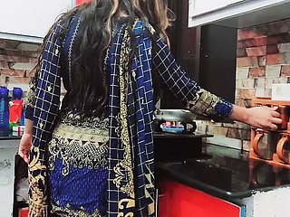 Ev karısı mutfakta aldatılan koca tarafından assfucked