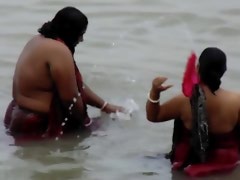 Mandi di Sungai on target Desi