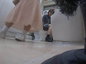 gadis Korea menggunakan tandas bahagian 4