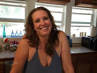 セクシーな熟女の義母がトランプのレッスンを受け、義理の息子にセックスのレッスンをします。