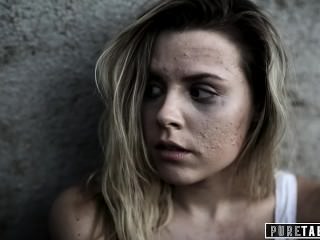 Totalitarian ممنوع بے گھر نوجوان کنواری غیر مطلوبہ Creampie ہو جاتا ہے