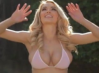 スローモーションでスポーツをやってセクシー自然巨乳女
