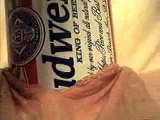 Extreme Acquiring Stick in Mit einer Budweiser Cook up Can