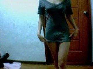 韓国のウェブカメラの女の子は彼女の服と示す猫を投げます