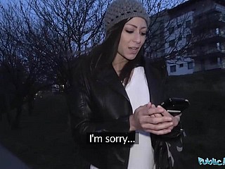 セクシーなボディと大きなお尻を持つ公共エージェントスリムブルネット