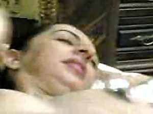 アマチュアポルノ - 罪深いアラブ巨根によって彼女パイパンファックを取得します。