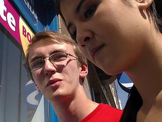 Giovane amatoriale sesso divano take pelle fantasia take cam